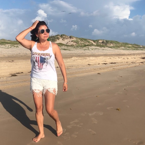 Lovely white lace shorts - Picture 3 of 9